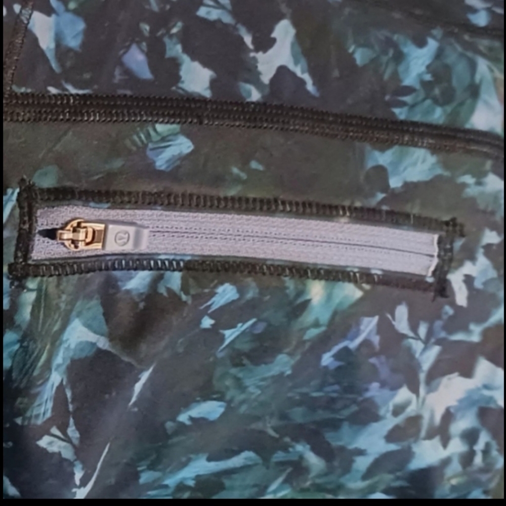 Lululemon water color classic Leggings* crop 17 sz.S Like New Condition!! - Picture 5 of 6